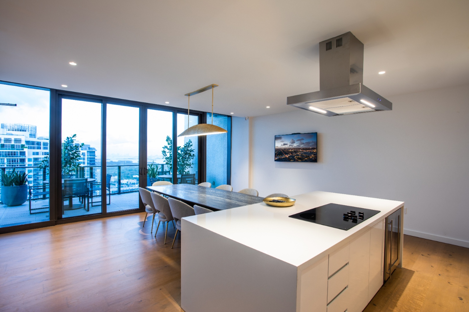 GioMidtown_LuxuryApartmentCommunity_ClubroomKitchen_MiamiFL