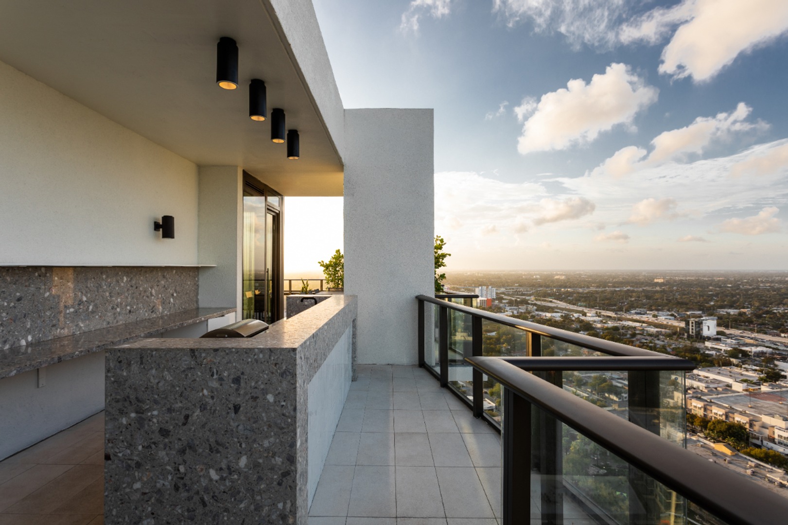 GioMidtown_LuxuryApartmentCommunity_RooftopLoungeWalkway_MiamiFL