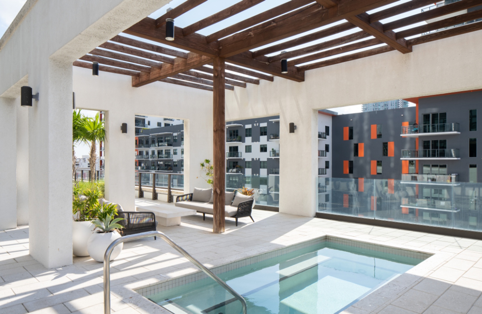 GioMidtown_LuxuryApartmentCommunity_HotTub_MiamiFL