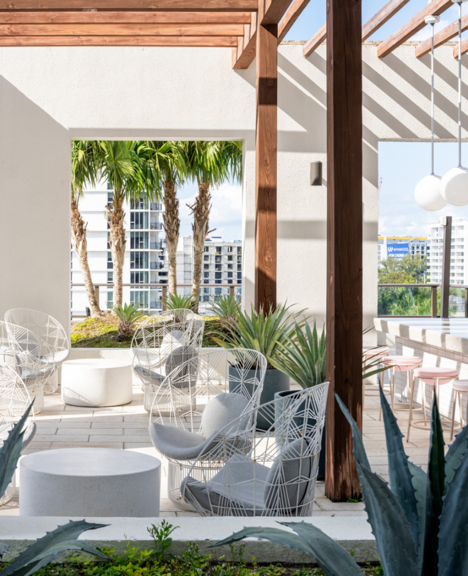 GioMidtown_LuxuryApartmentCommunity_PoolDeck_MiamiFL