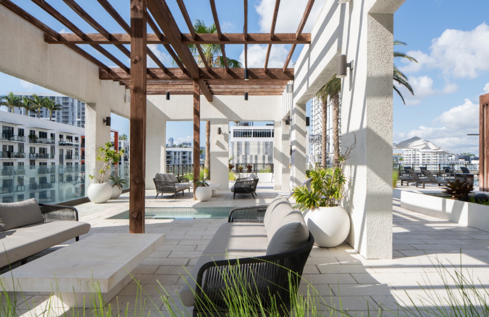 GioMidtown_LuxuryApartmentCommunity_HotTub_MiamiFL