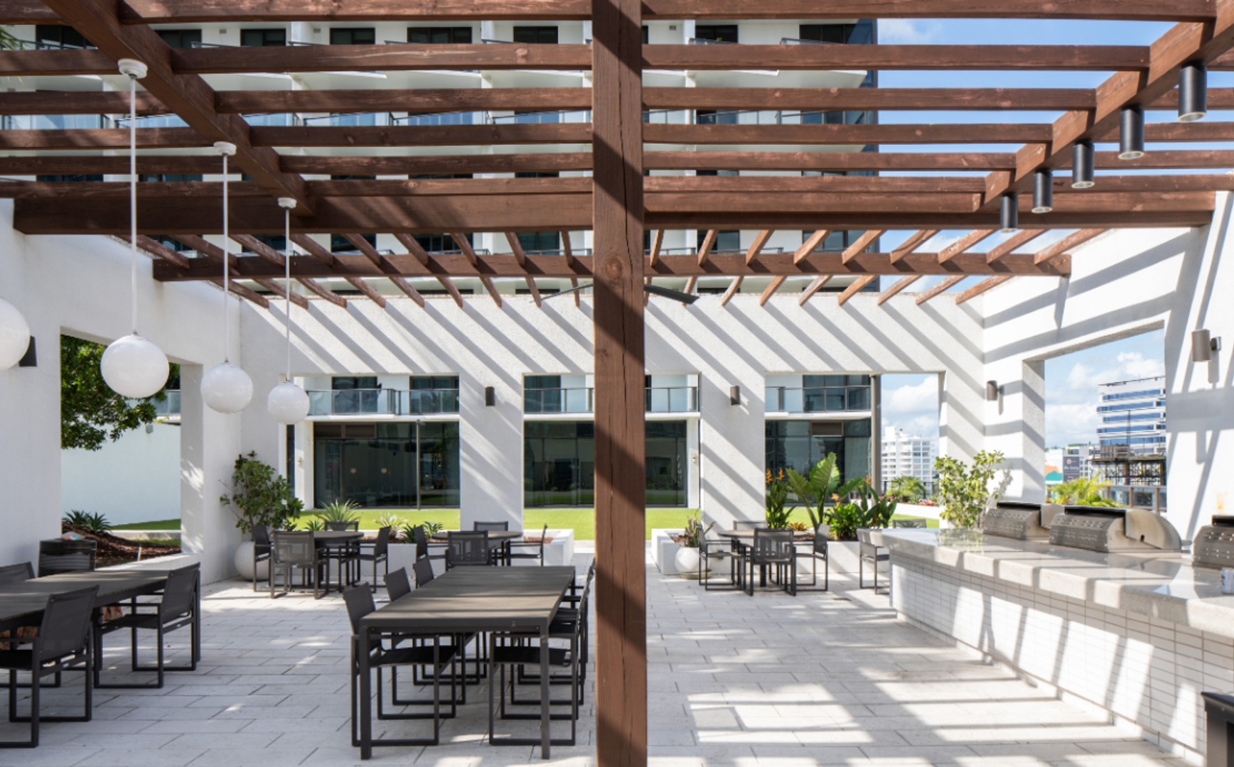 GioMidtown_LuxuryApartmentCommunity_PoolDeck_MiamiFL