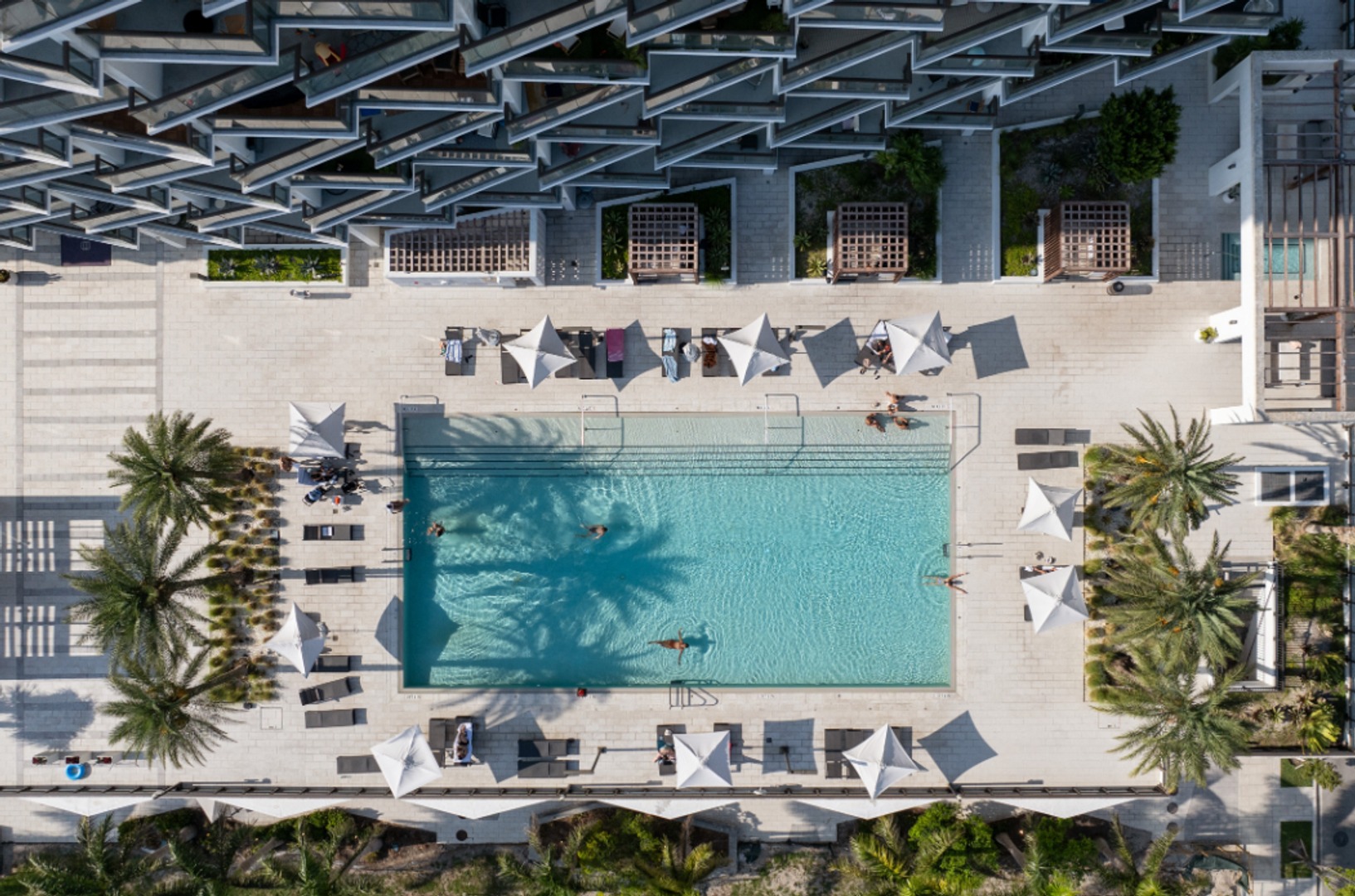 GioMidtown_LuxuryApartmentCommunity_Pool_MiamiFL