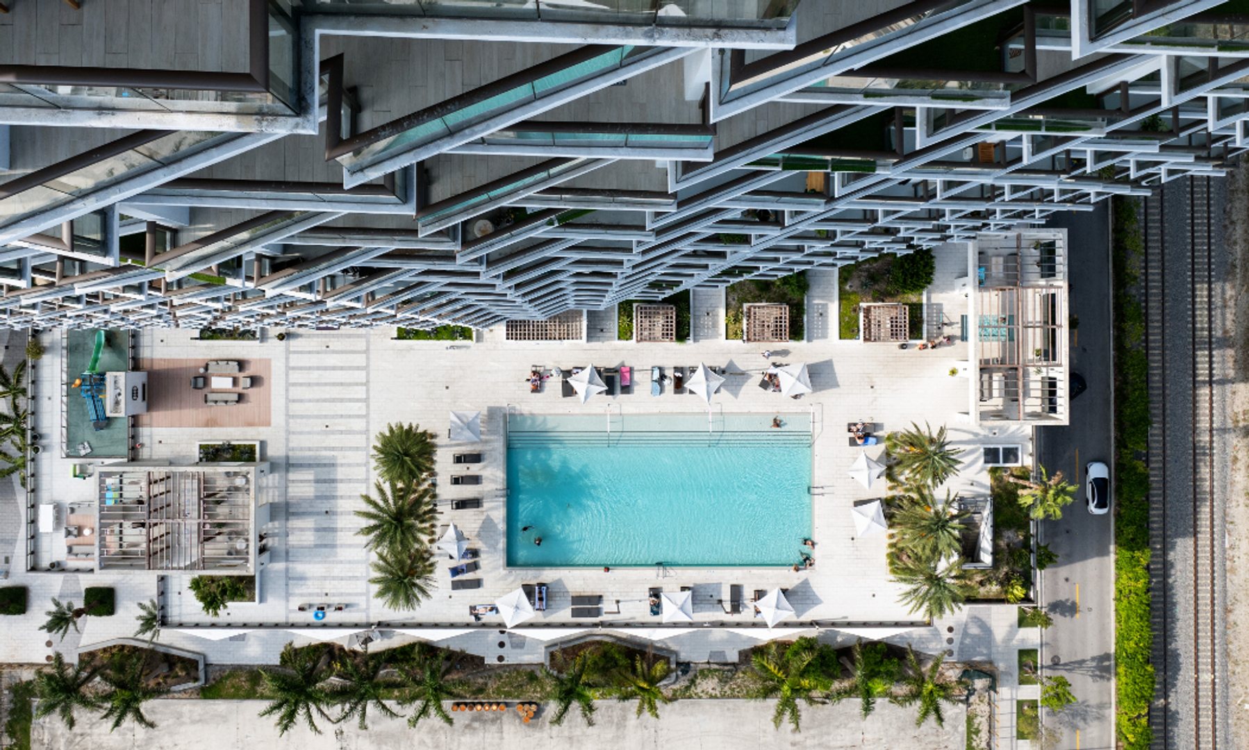 GioMidtown_LuxuryApartmentCommunity_Pool_MiamiFL