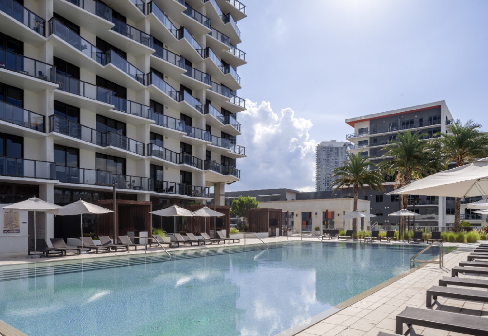 GioMidtown_LuxuryApartmentCommunity_Pool_MiamiFL