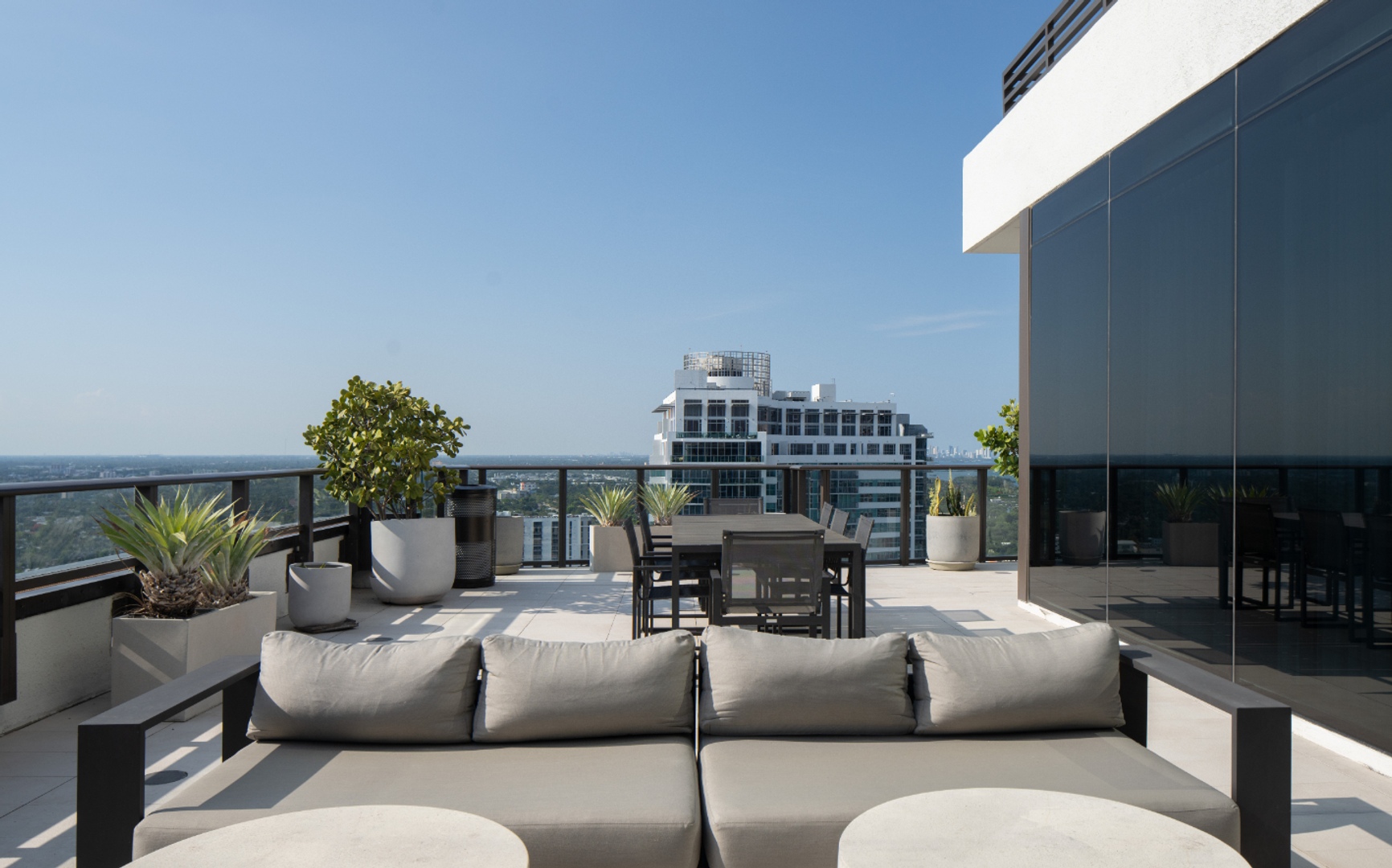 GioMidtown_LuxuryApartmentCommunity_RooftopLounge_MiamiFL