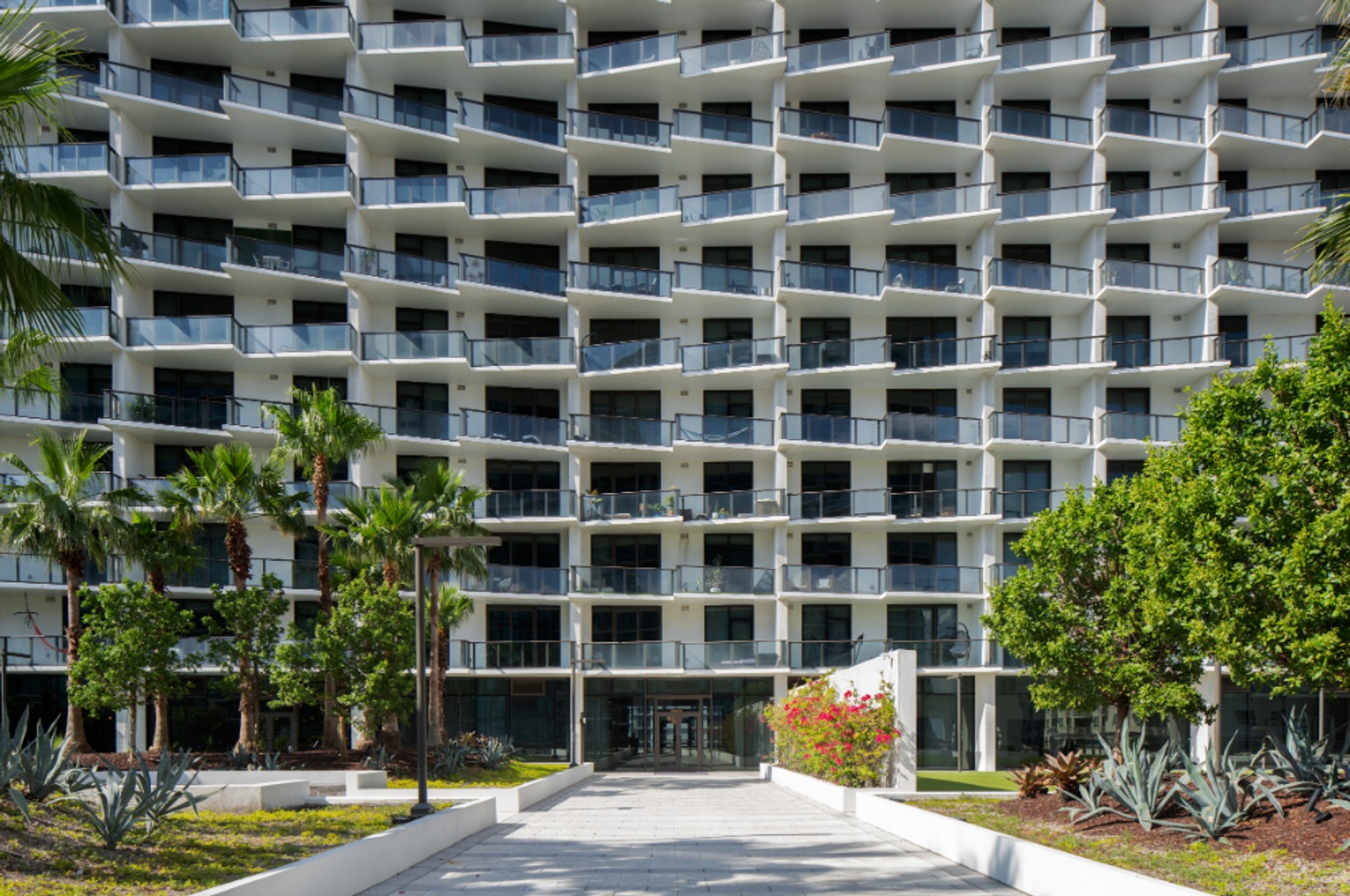 GioMidtown_LuxuryApartmentCommunity_BuildingEntrance_MiamiFL