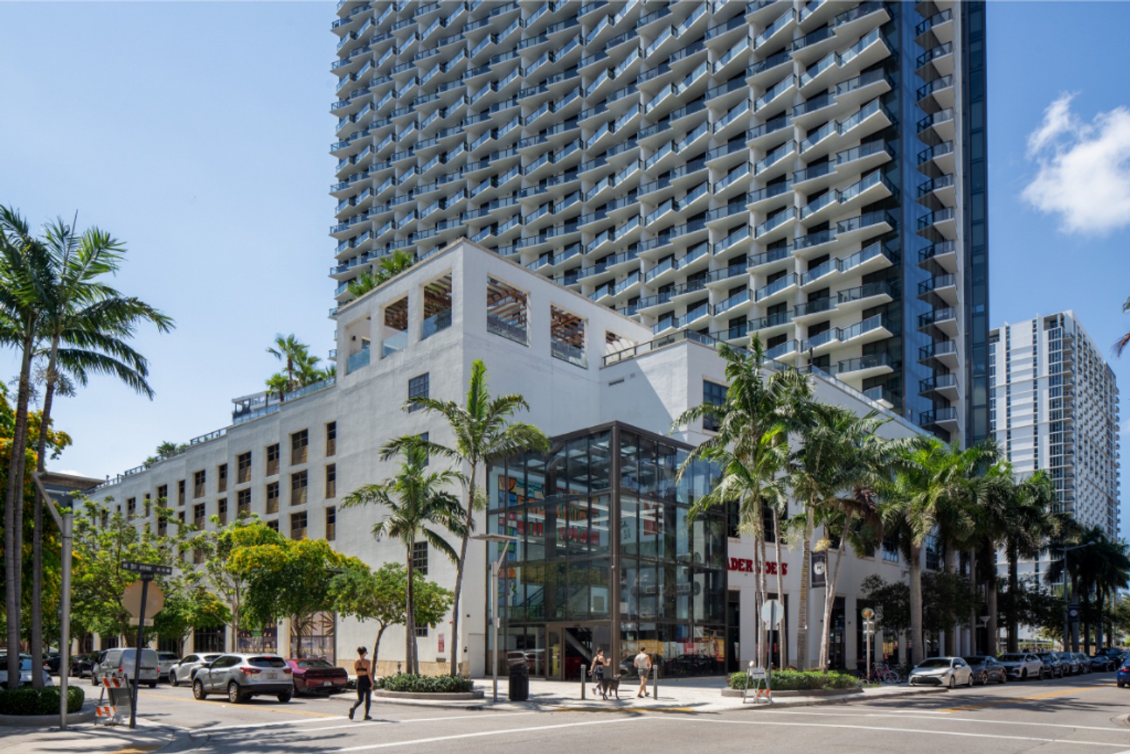 GioMidtown_LuxuryApartmentCommunity_TraderJoes_MiamiFL