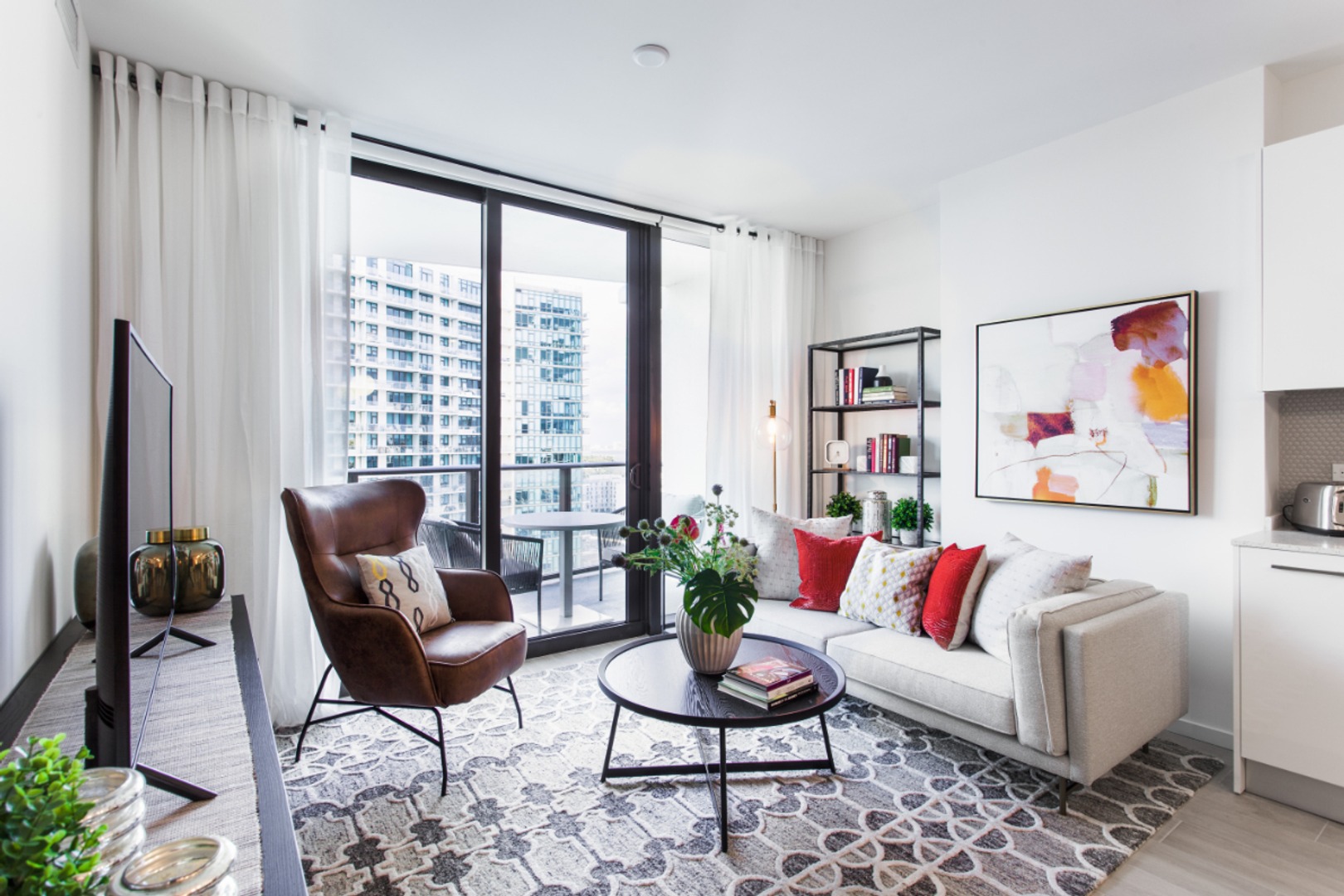 GioMidtown_LuxuryApartmentCommunity_LivingRoom_MiamiFL
