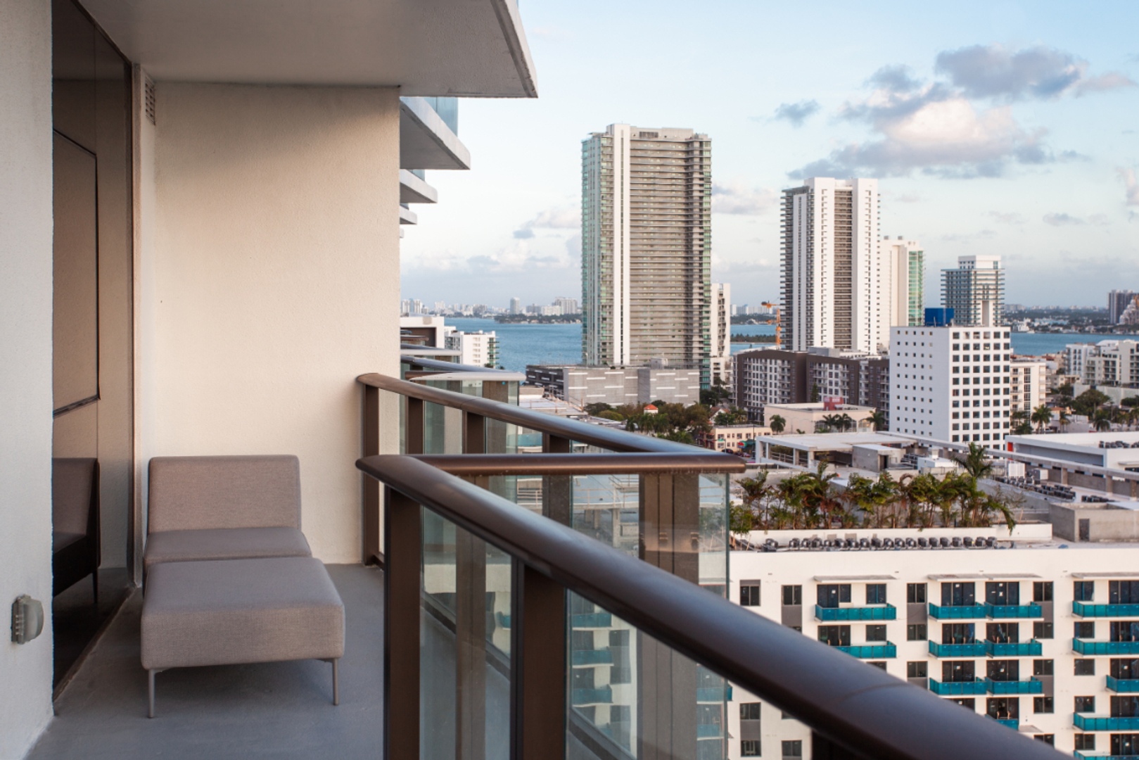 GioMidtown_LuxuryApartmentCommunity_Balcony_MiamiFL