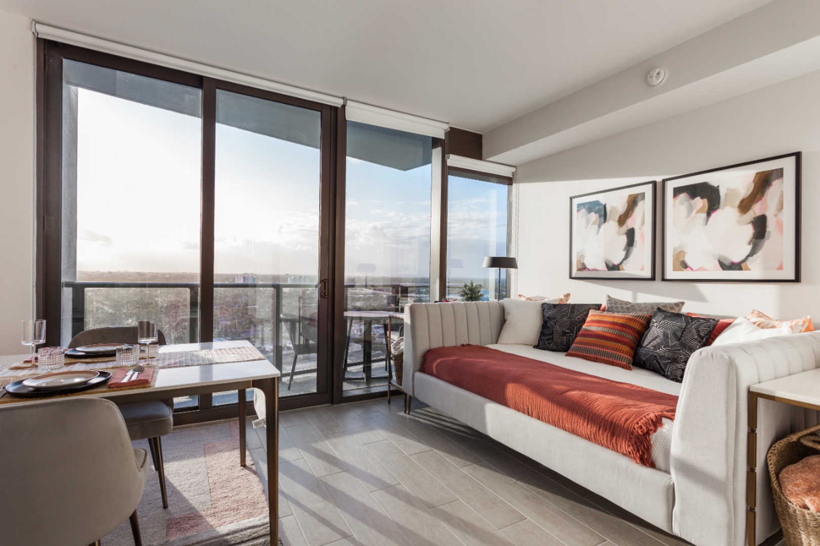 GioMidtown_LuxuryApartmentCommunity_LivingRoom_MiamiFL